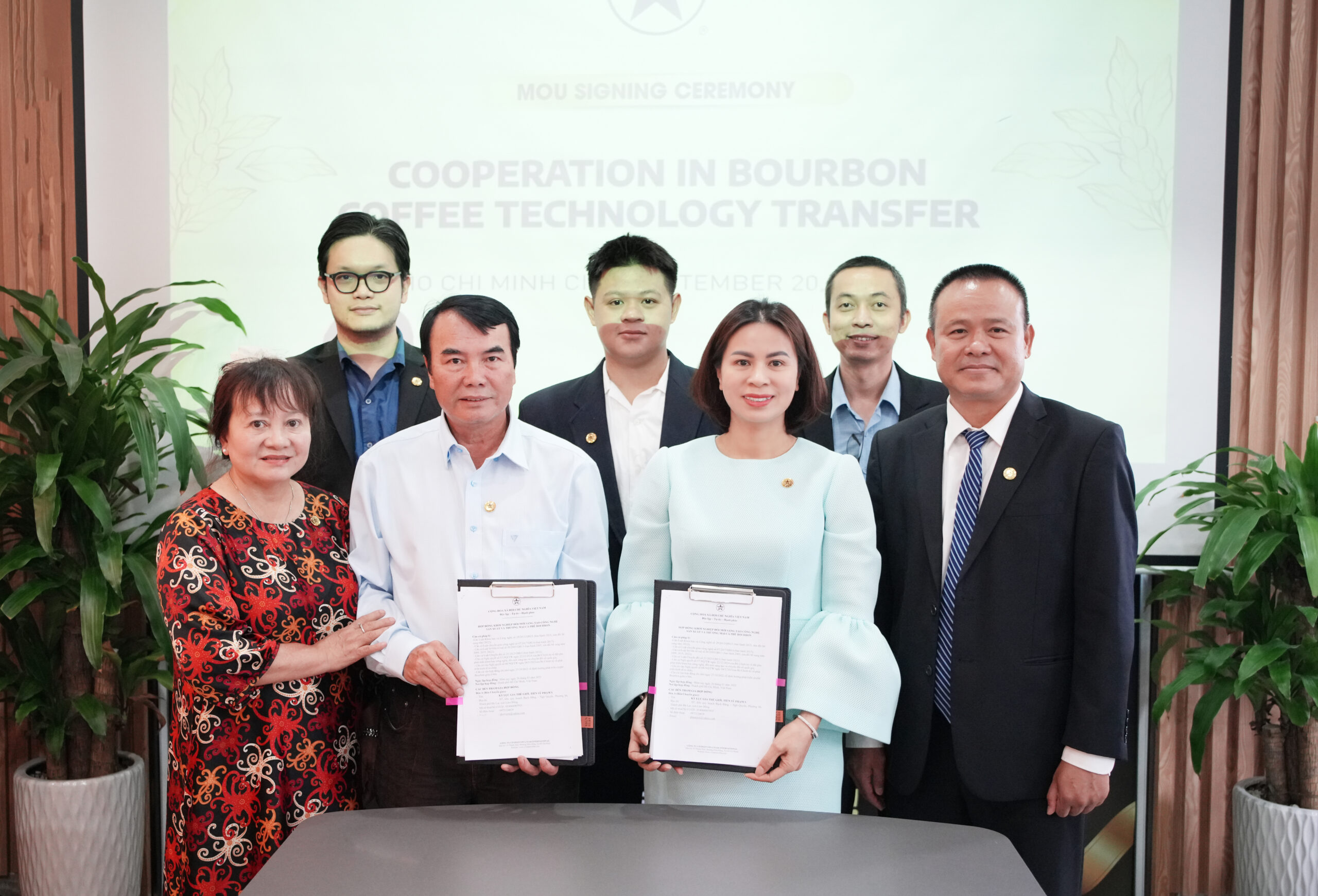 Kỷ lục gia thế giới TS. Phạm S và Viva Farm ký kết hợp tác kiến tạo kỷ nguyên mới cho giống cà phê Bourbon thượng hạng